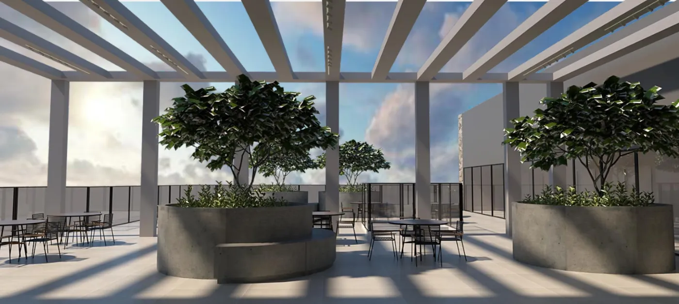 Terraço ajardinado com pérgola, árvores e mesas